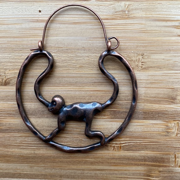 Metal hoop monkeys copper earrings - Picture 2 of 7